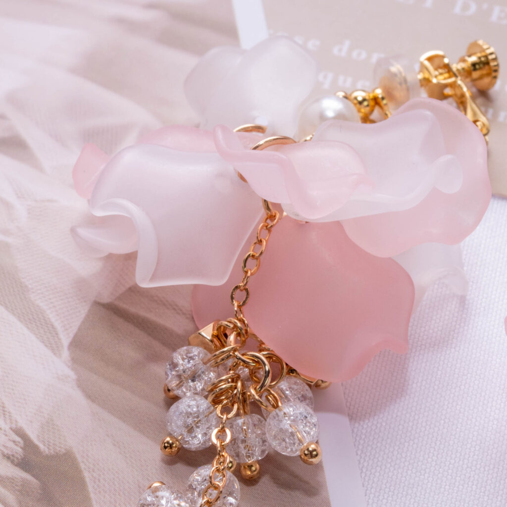光舞う】ピンクフロスト 花びらイヤリング｜Sol et lumi（ソルエルミ