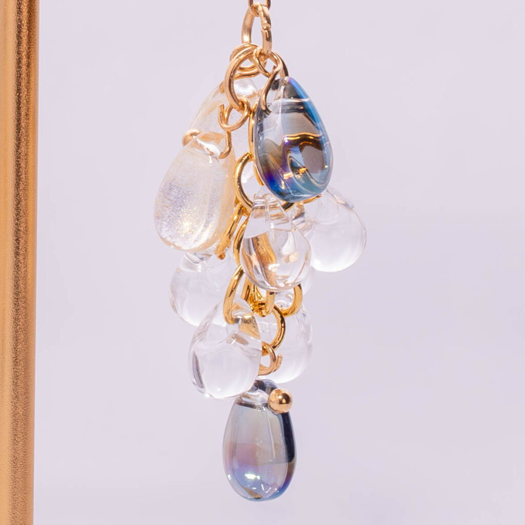 ハンドメイド】ドロップガラスビーズピアス - 優雅さと透明感を耳元に