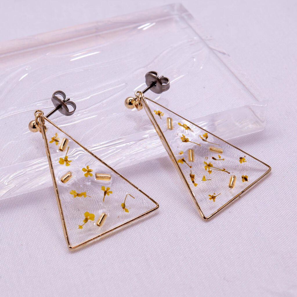 ハンドメイド】透明花のレジンピアス - 優美な自然の美しさ｜Sol et
