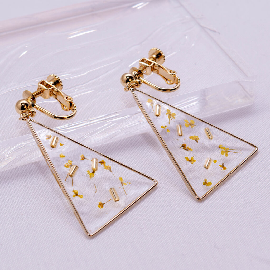 ハンドメイド】透明花のレジンピアス - 優美な自然の美しさ｜Sol et