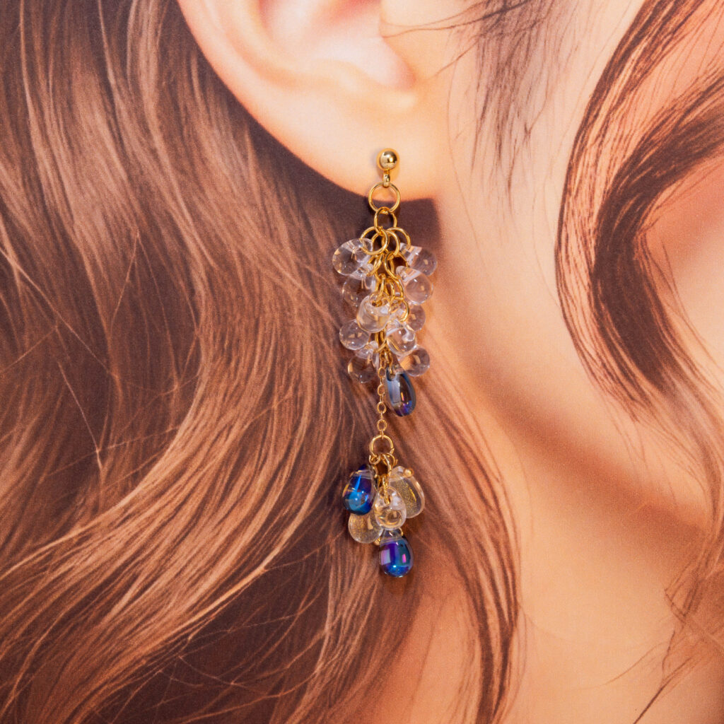 ハンドメイド】ドロップガラスビーズピアス - 優雅さと透明感を耳元に