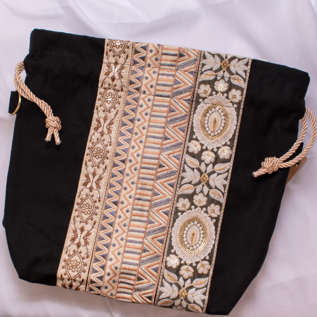 ハンドメイド】インド刺繍 巾着バッグ - 華やかで品格ある大人の手元に