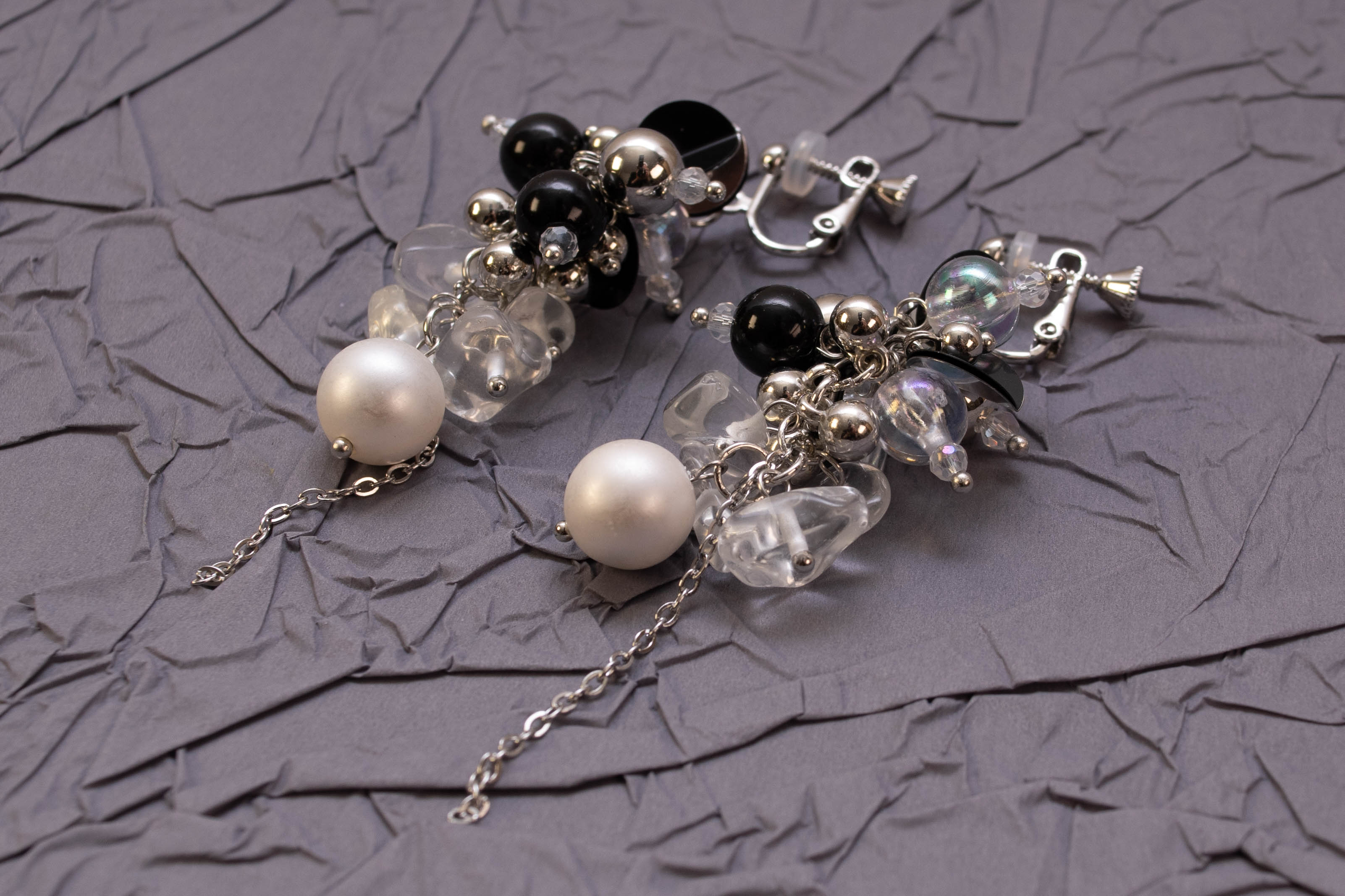 rise._handmade_accessory様🌻ブラック&シルバーのスパンコールとシェルパールのイヤリング