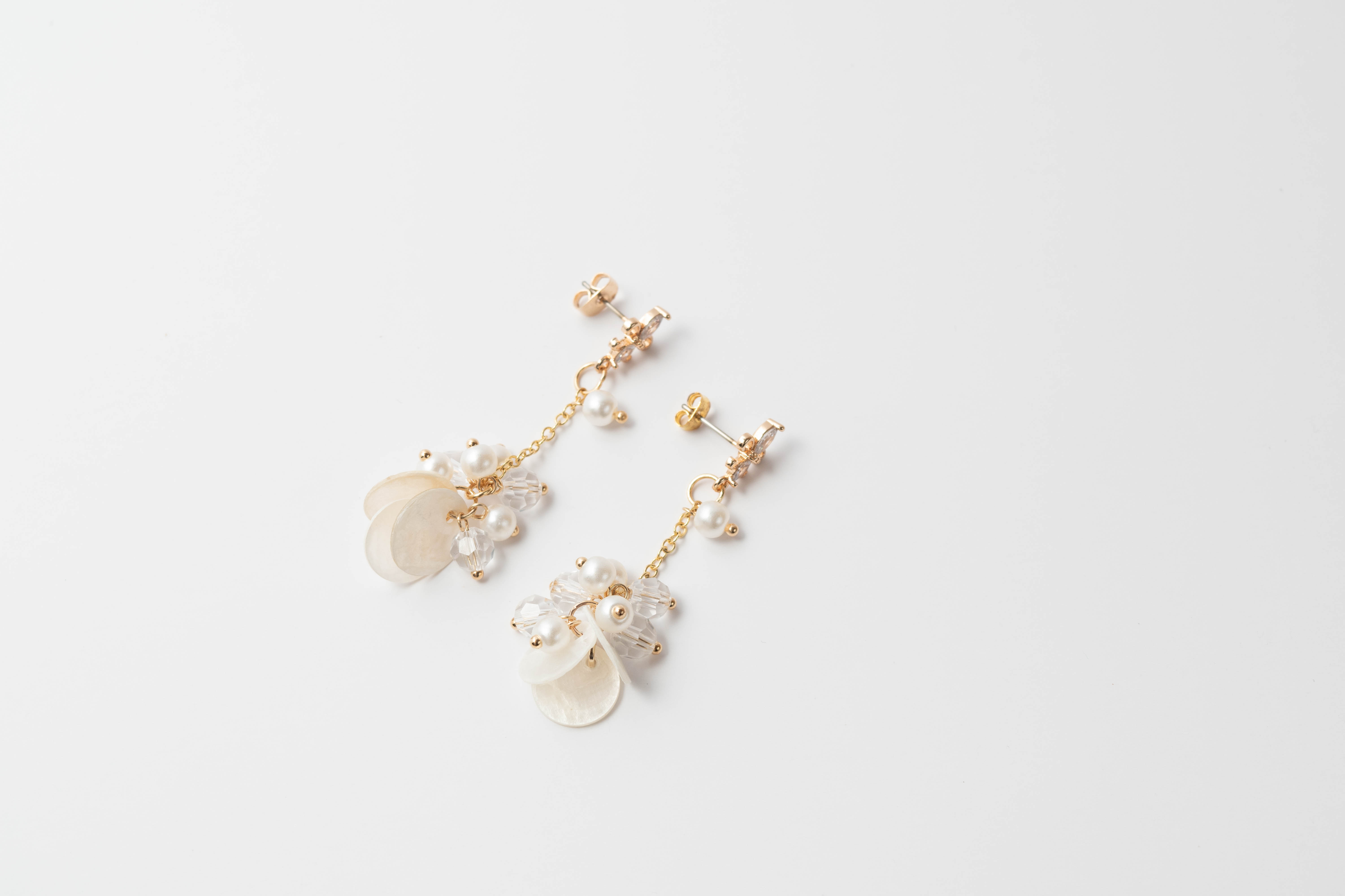 rise._handmade_accessory様🌻天然シェルとクリアガラスビーズのピアス