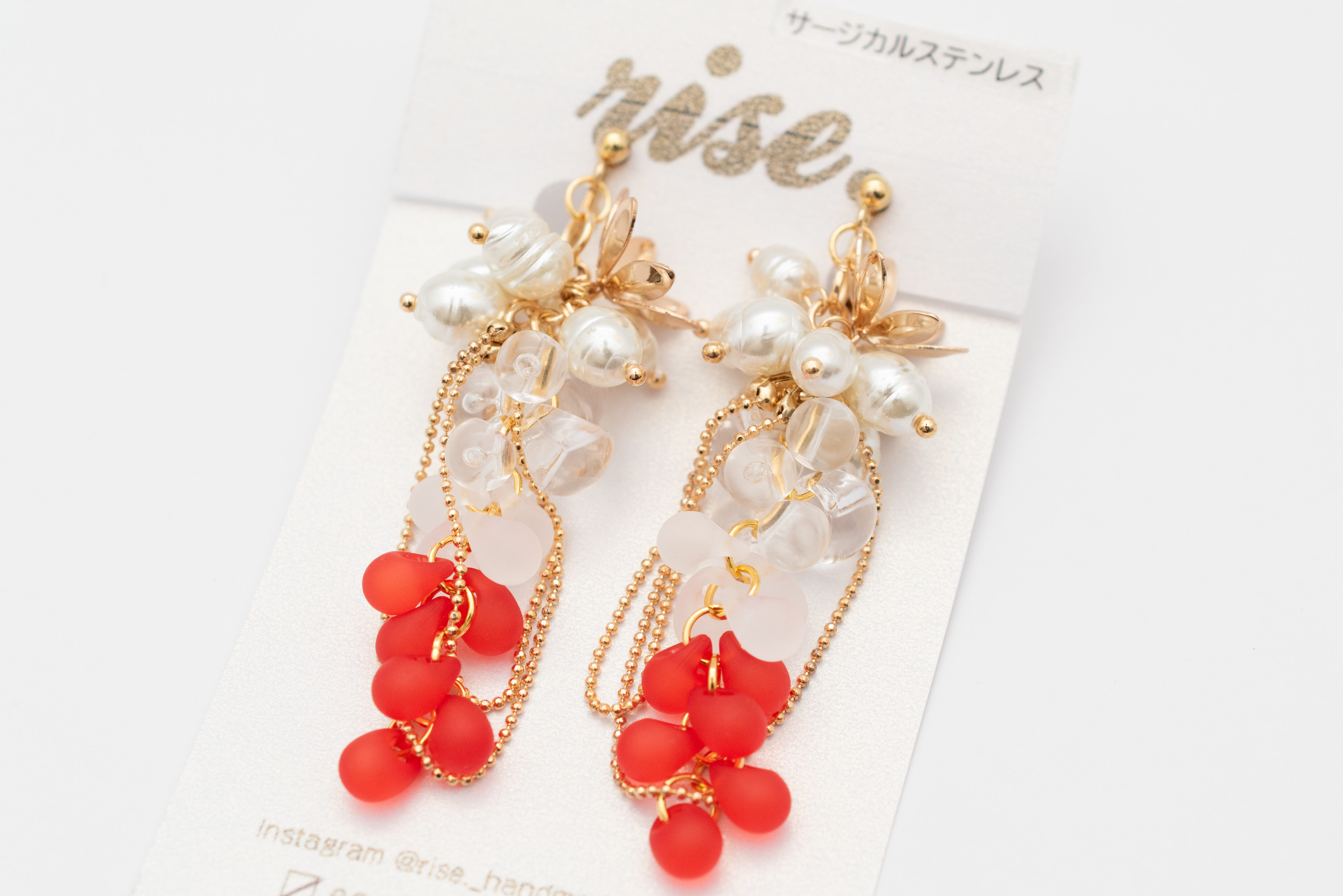 rise._handmade_accessory様🌻２色フロストビーズ（ホワイト・レッド）と淡水パール風ビーズのイヤリング