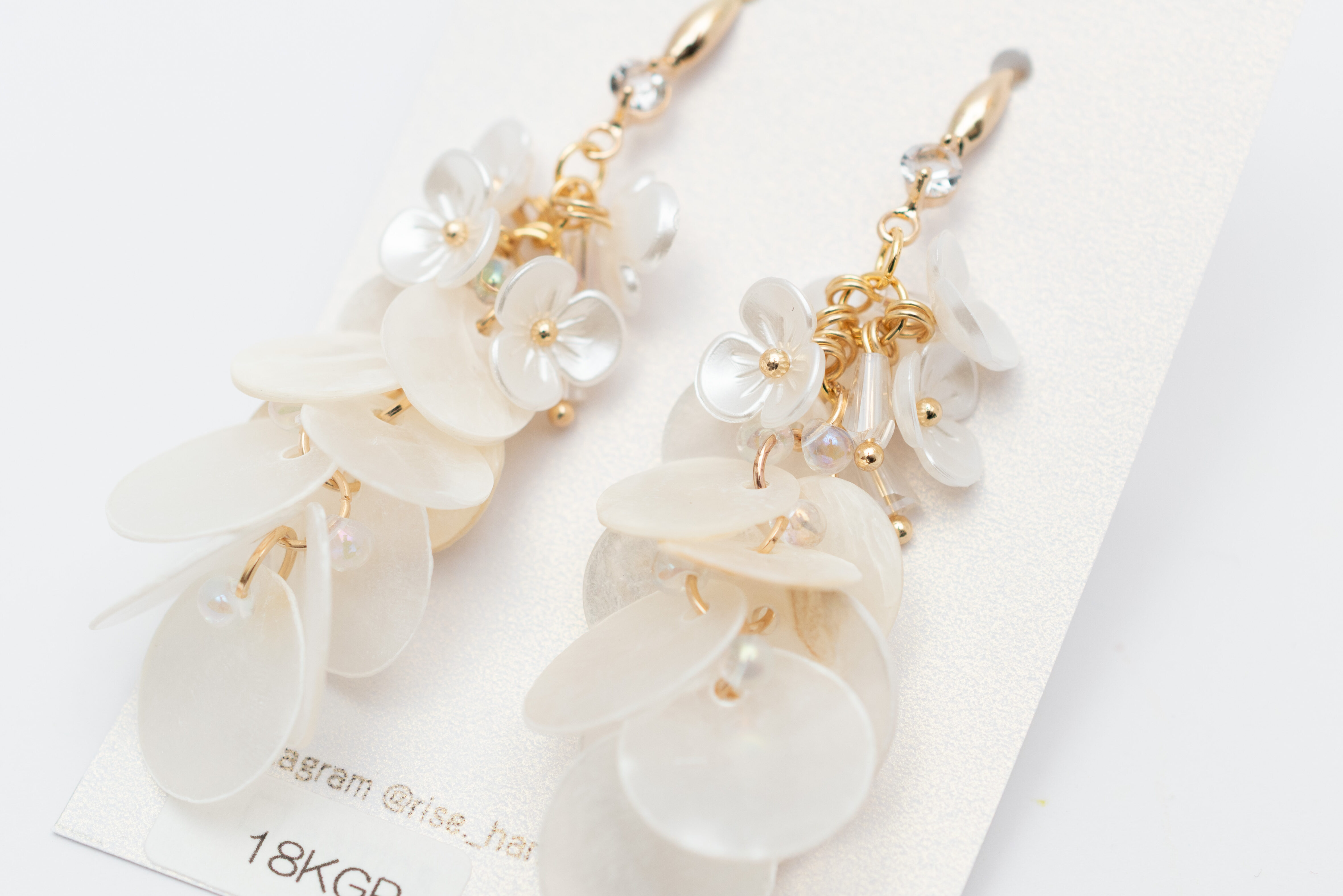 rise._handmade_accessory様🌻一粒ジルコニアフックピアスと天然シェルチャームのピアス