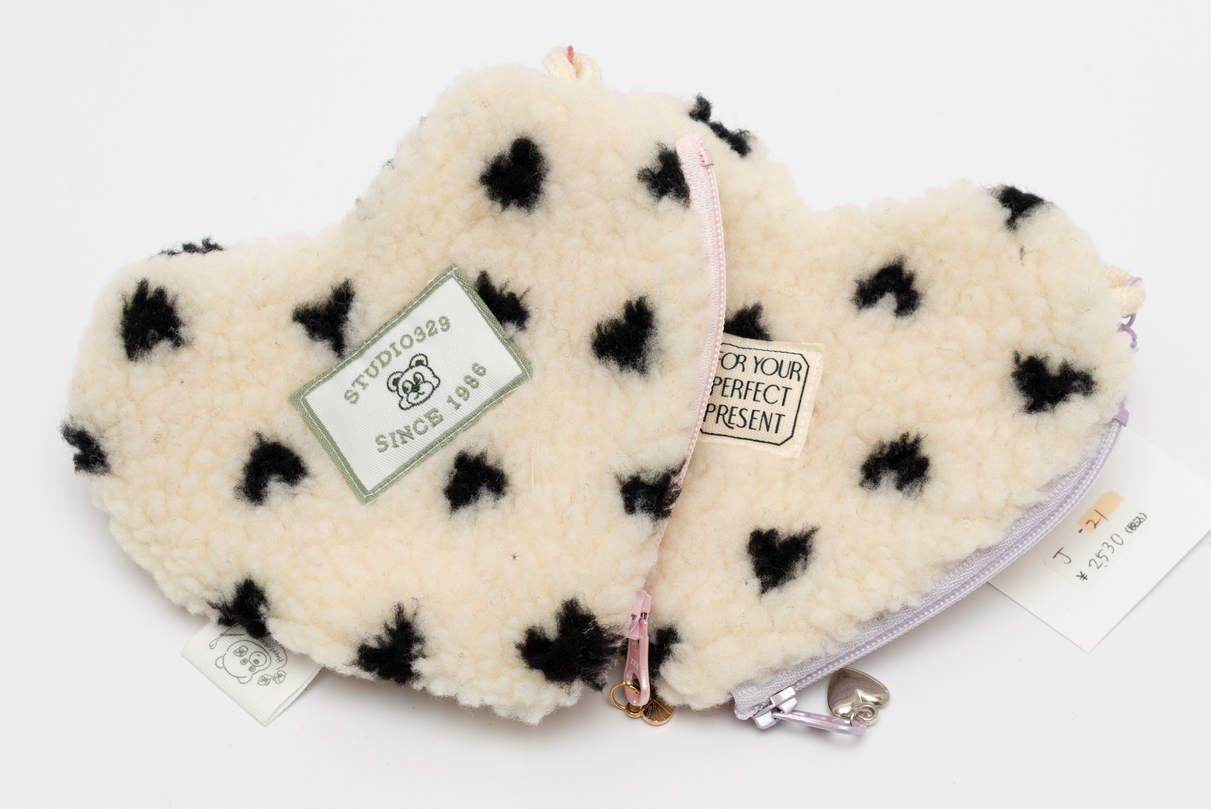 Happy.chikuchiku様🌻もこもこボア×黒ハート柄 ハートポーチ