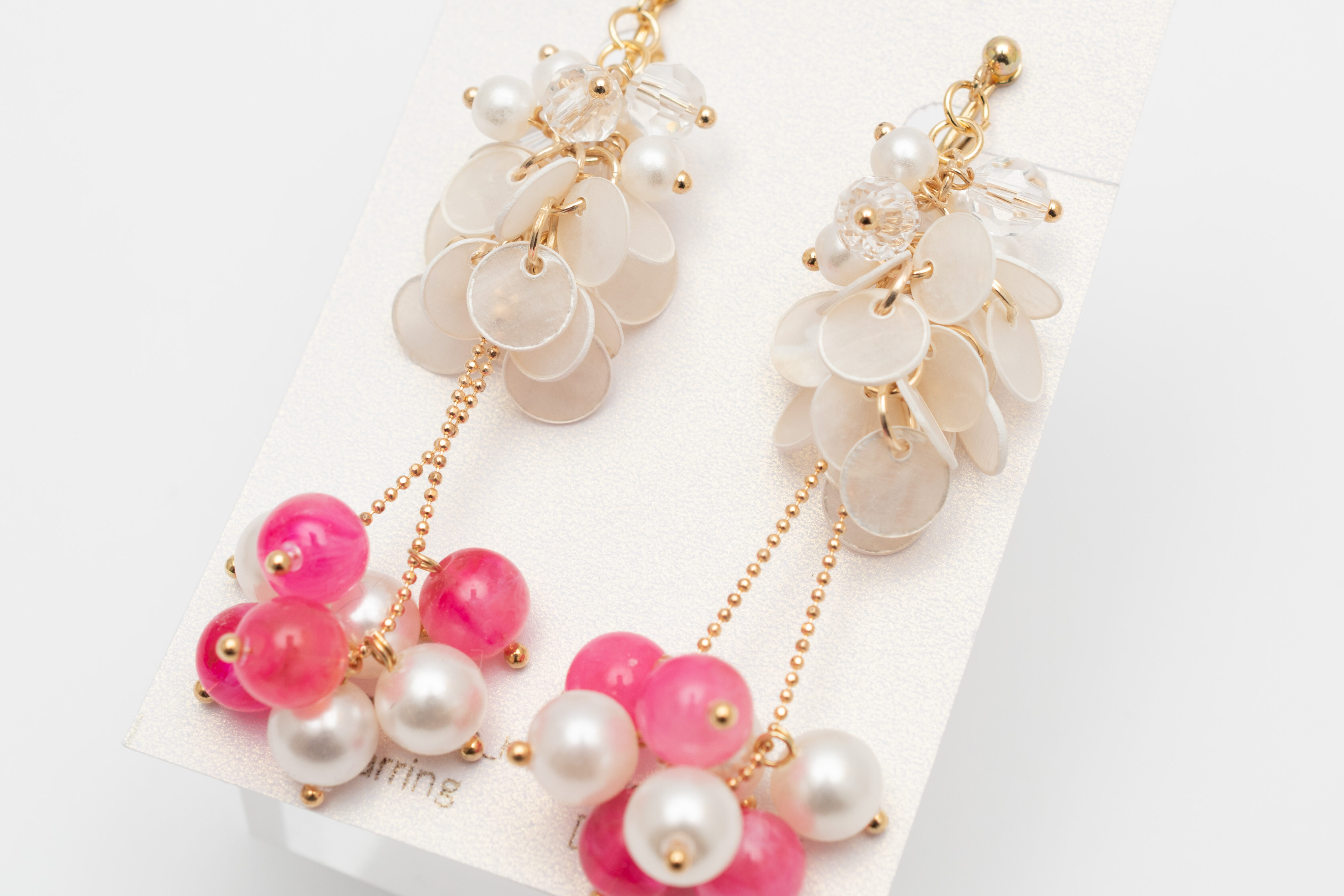 rise_handmade_accessory様🌻天然シェルチャームとピンクガラスビーズのイヤリング